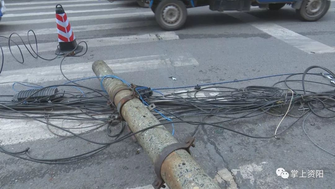 貨車掛斷七根電桿，通信線路受損嚴(yán)重