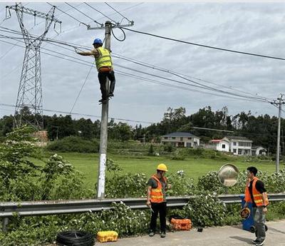 信息通信學院志愿服務隊星夜馳援岳陽，搶修通信線路筑牢抗災“生命線”